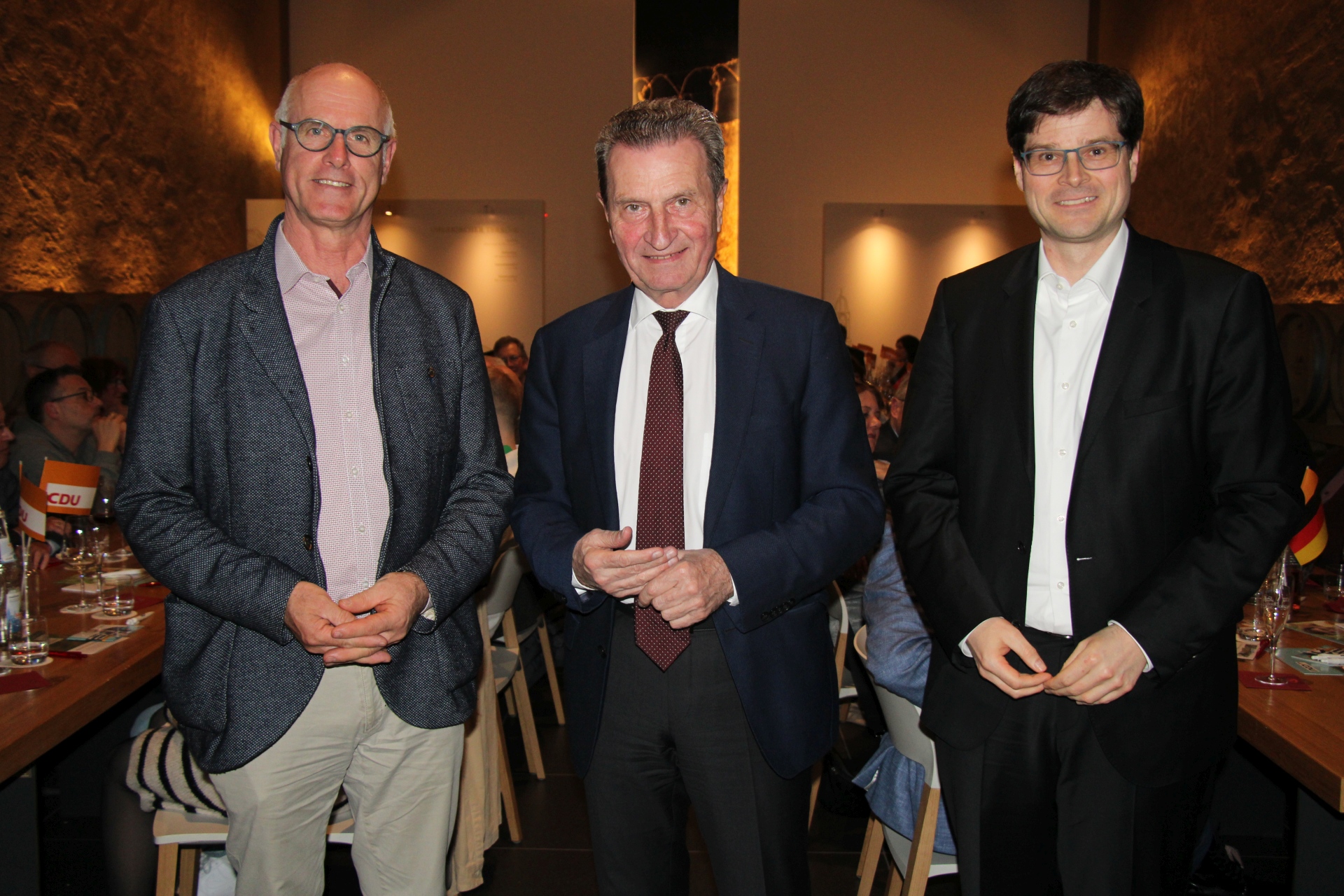 Foto: Roman Vallendor: Vorstandsvorsitzender der Oberkircher Winzer eG, Franz Mnnle, hie den ehemaligen Ministerprsidenten von Baden-Wrttemberg, Gnther Oettinger, und den CDU-Bundestagskandidaten im Wahlkreis Offenburg, Johannes Rothenberger (von lin