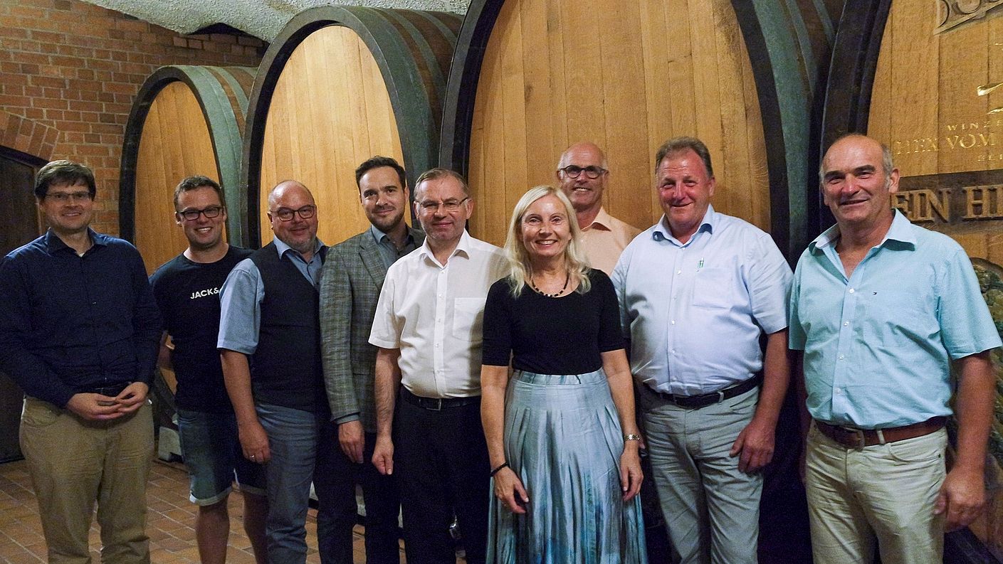 Foto (v.r.n.l.): Johannes Rothenberger (CDU Oberkirch), Dominic Ell (CDU Stadelhofen), Dr. Ulrich Dahm (Obstgromarkt Mittelbaden), Dr. Sebastian Hill (Oberkircher Winzer), Europaabgeordneter Norbert Lins, Birgit Wild-Peter (Kandidatin fr das Europische