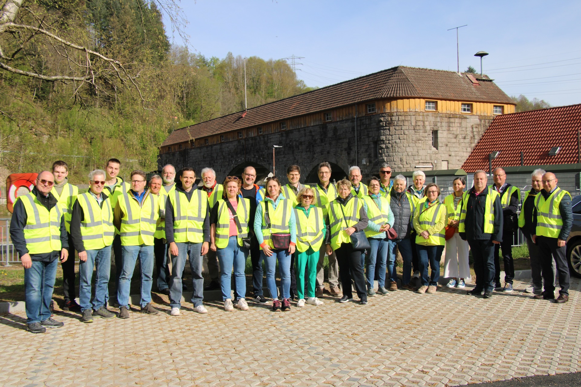 Die Gruppe vor dem Wehr des Nierdruckwerks Forbach