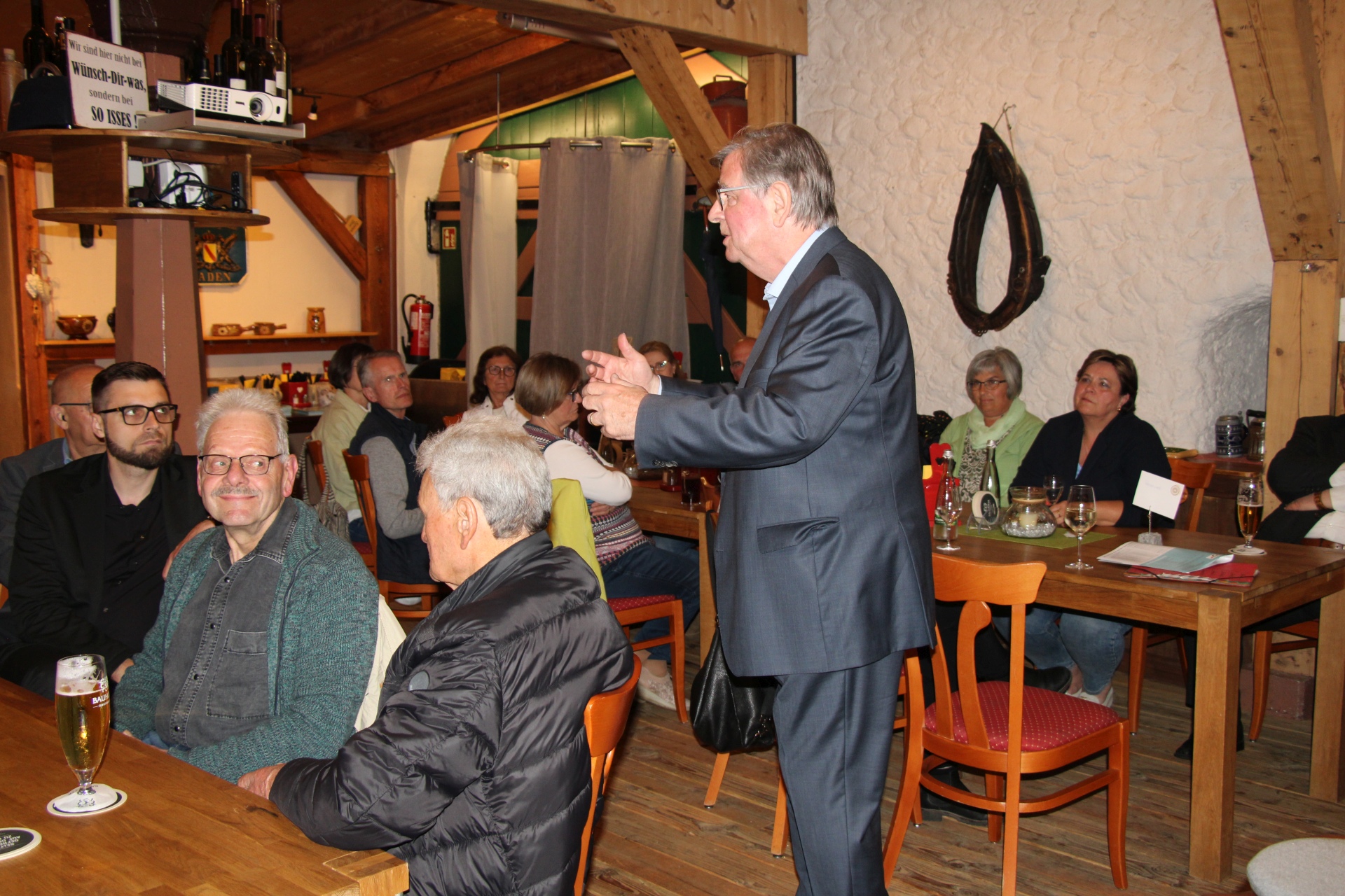 Foto: Roman Vallendor
Minister a.D. Willi Stchele MdL sprach am Donnerstag, dem 23.5.24 im Gasthaus Sonne (Stadel) Oberkirch ber die Bedeutung 